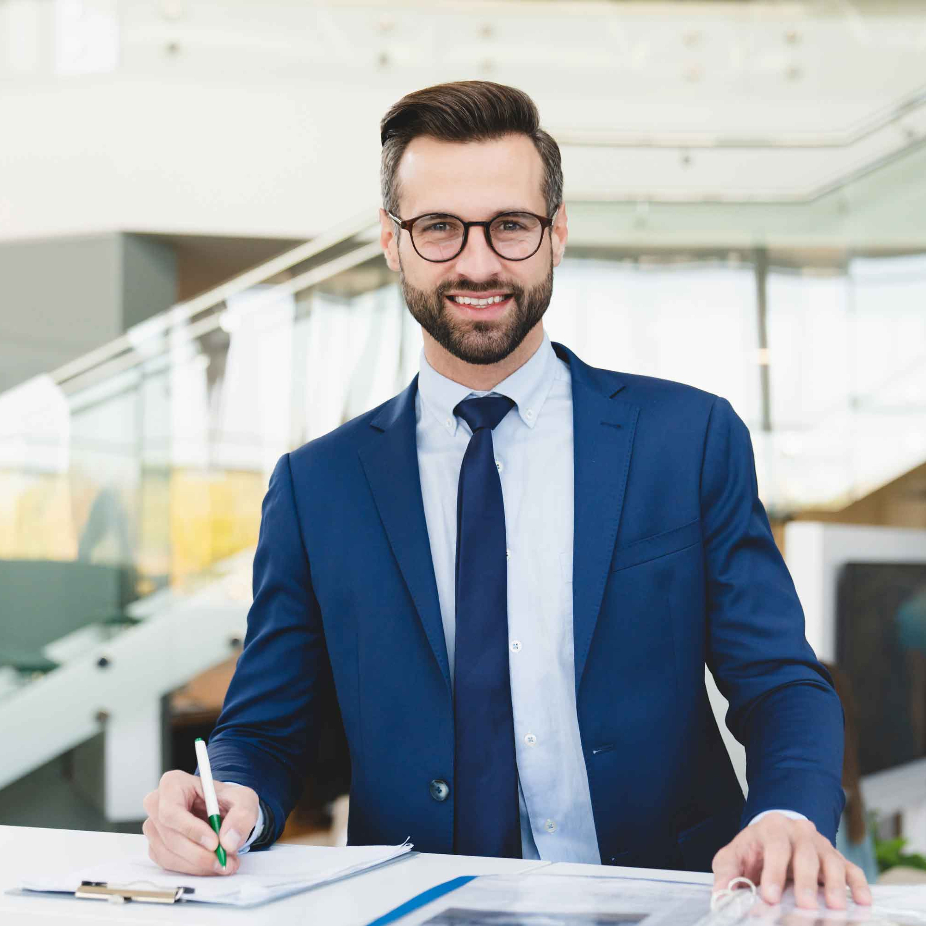 Tourismusmanager arbeitet am Empfang eines Hotels