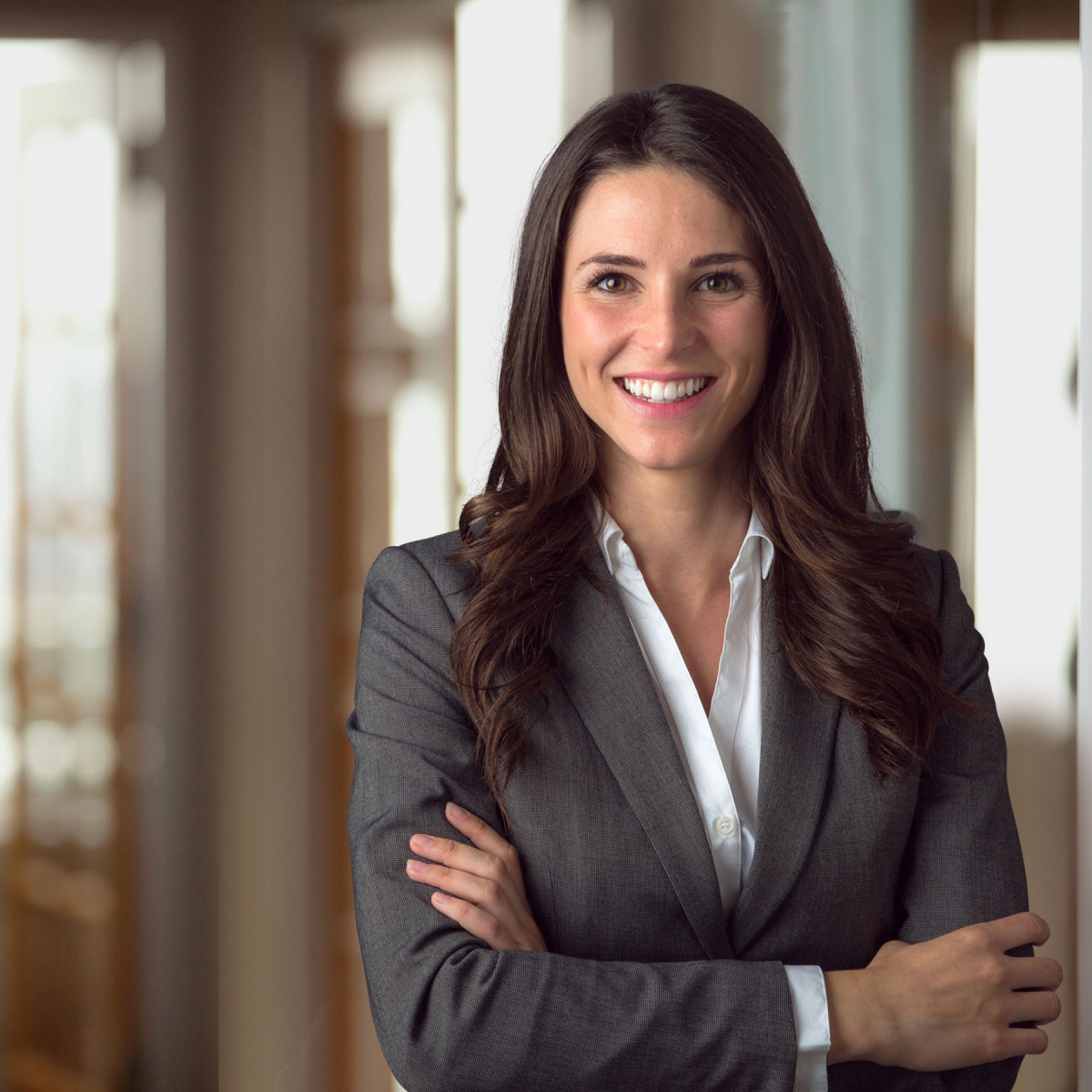 Studentin des MBA HR-Management lächelt in schwarzem Blazer