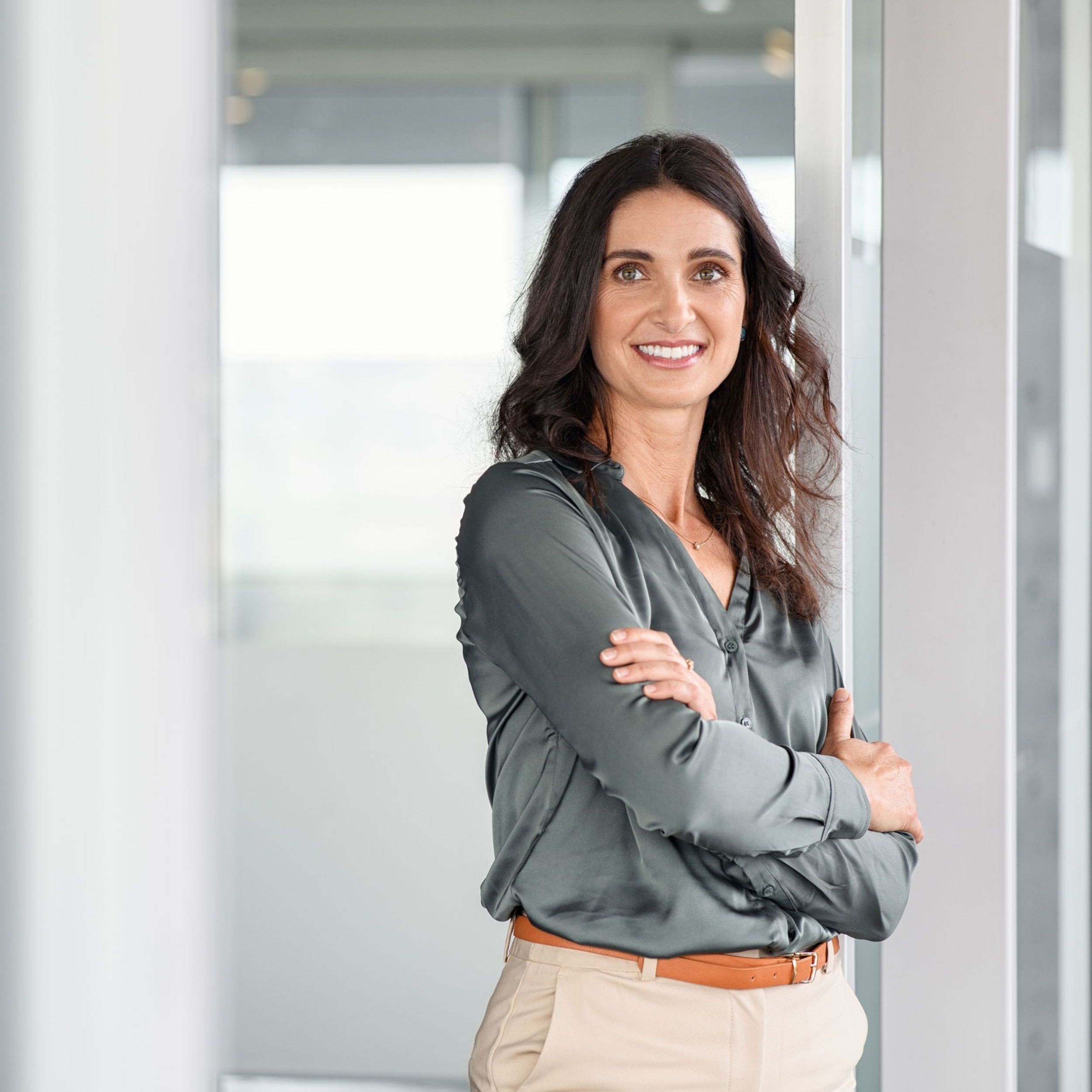 Dunkelhaarige Studentin des MBA Business Management lächelt