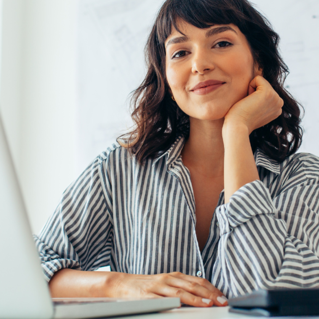 Junge Frau bildet sich im Bereich KI weiter.