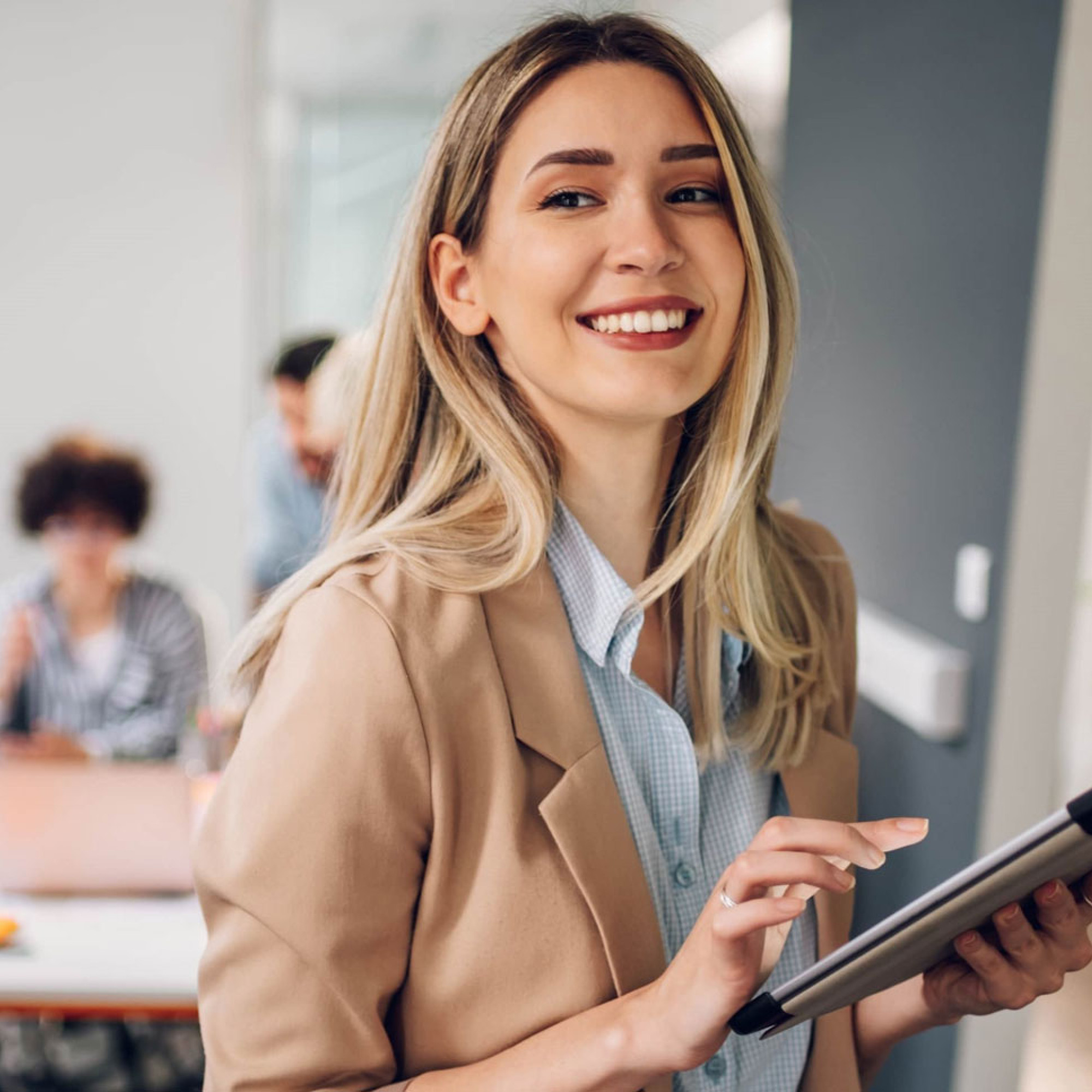 Junge Frau arbeitet am Tablet